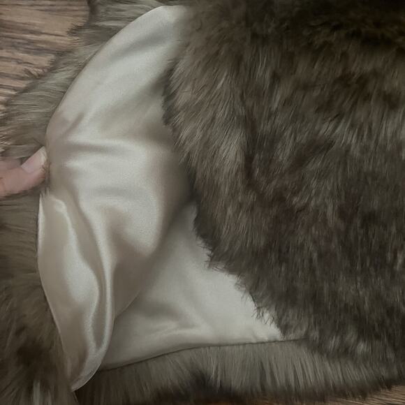 NWT H&M (5|6y) Faux Fur Vest - Picture 6 of 6